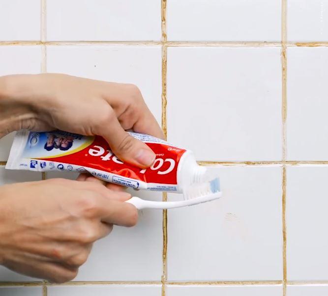 A useful tip for cleaning bathroom or kitchen tiles
