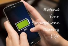 A smartphone with a full battery icon, energy-saving symbols, and settings icons on a vibrant tech background