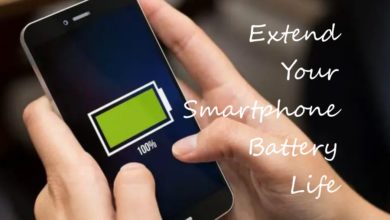 A smartphone with a full battery icon, energy-saving symbols, and settings icons on a vibrant tech background